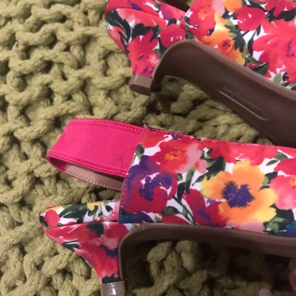 Comfort View Bright Floral Fabric pumps - Picture 7 of 7